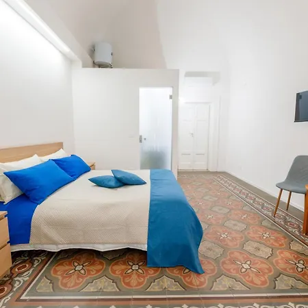 בית הארחה Connie's Tourist בארי