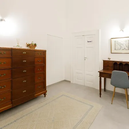 בית הארחה Connie's Tourist 3*