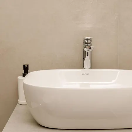 Connie's Tourist בית הארחה בארי