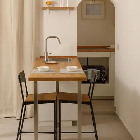 Connie's Tourist Бари