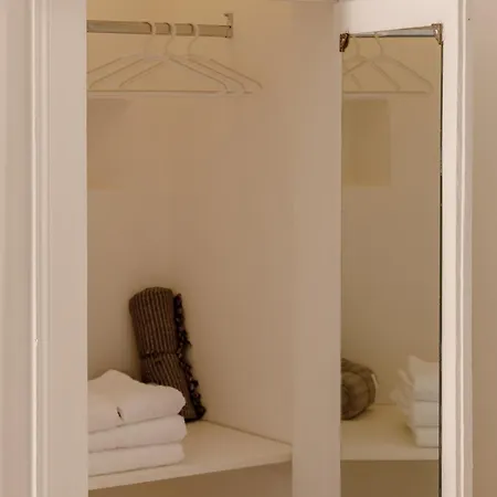 Connie's Tourist Бари