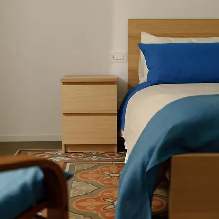 Connie's Tourist Бари